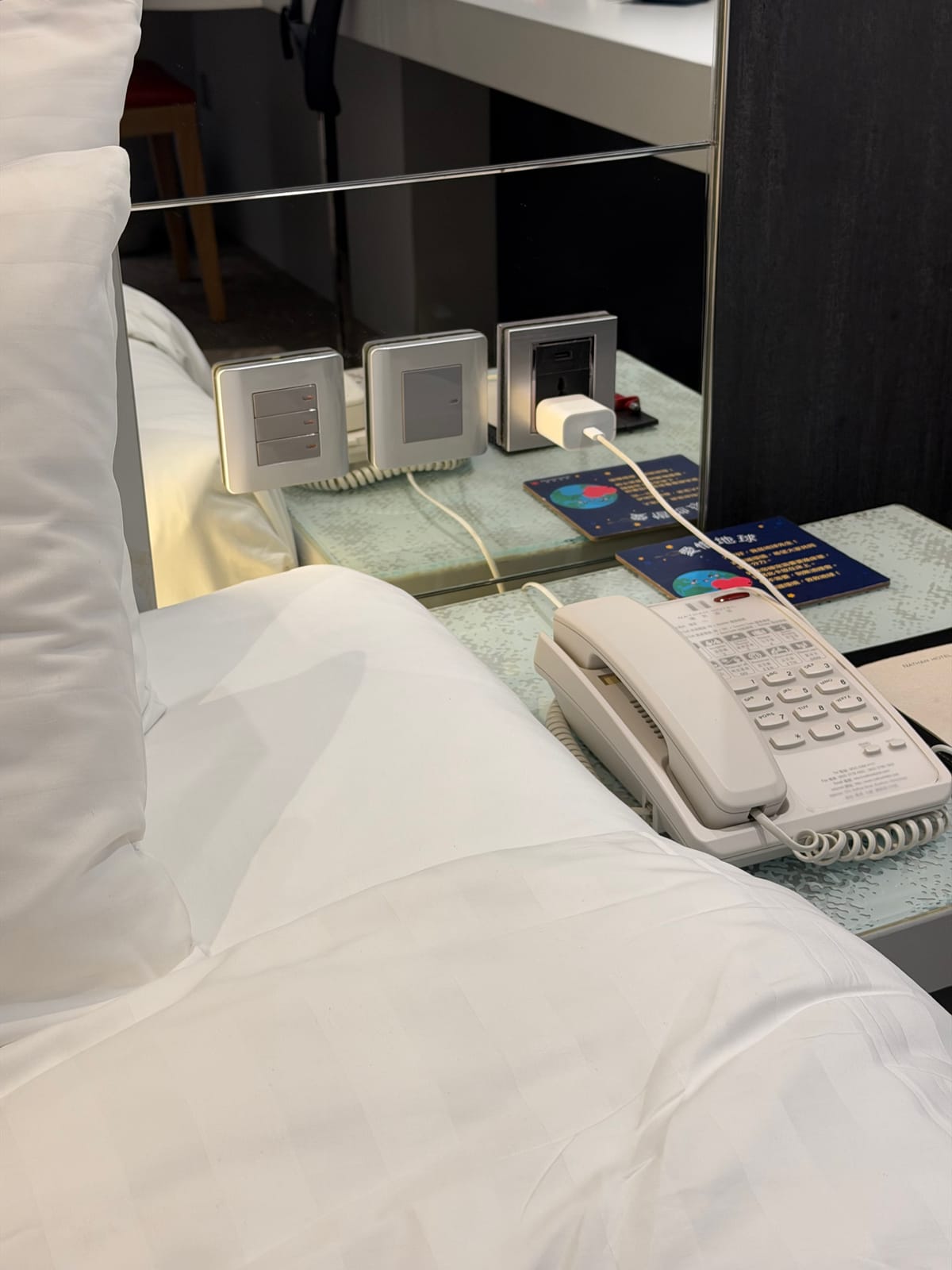 枕元のテーブル横にあるコンセントと、差してある充電器