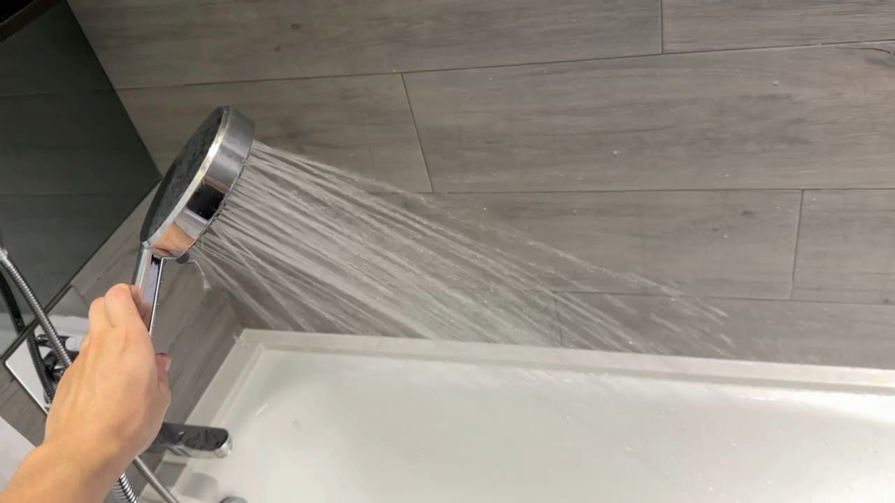 ハンドシャワーから勢いよく出る水