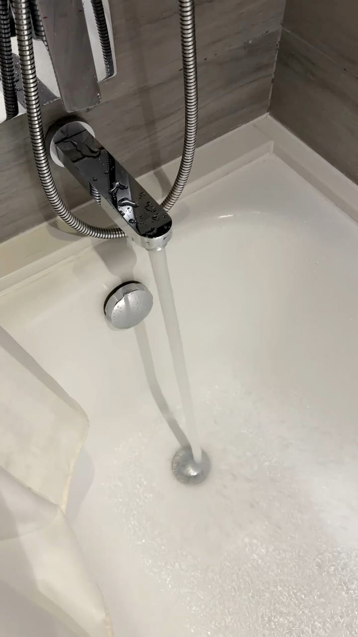 バスタブの蛇口から太く流れ落ちる水